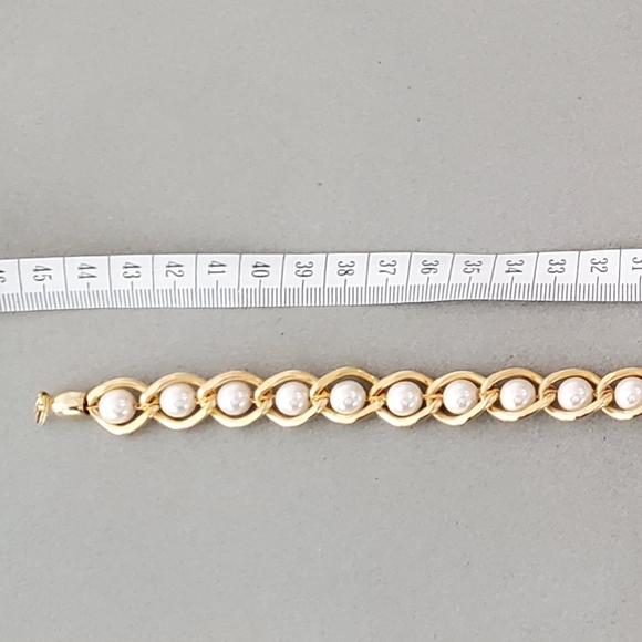 Pearl & Gold Necklace Bracelet & Earrings - Picture 4 of 4